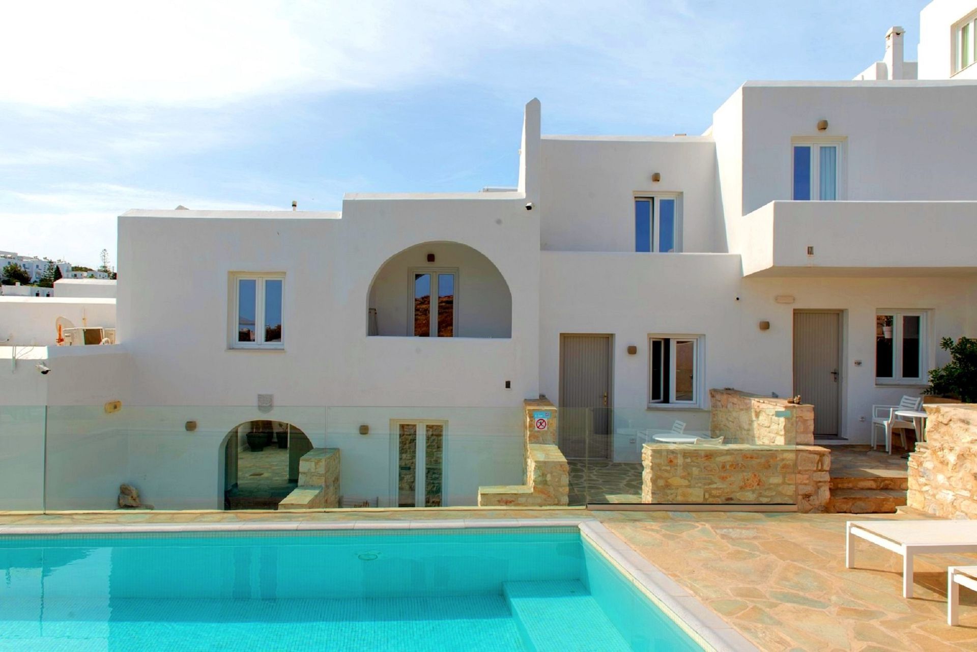 Adonis Hotel & Apartments