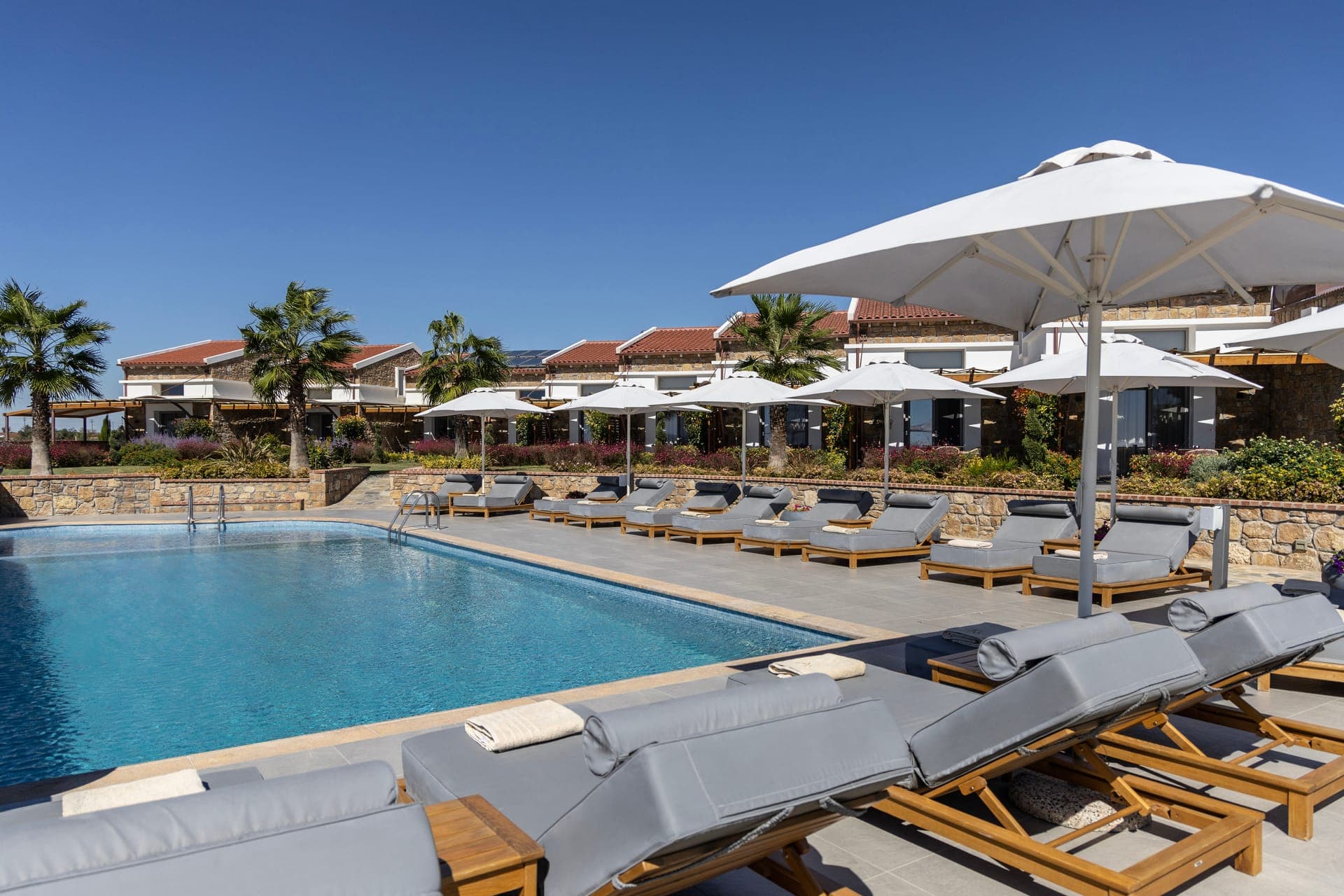 Akrolithos Luxury Suites