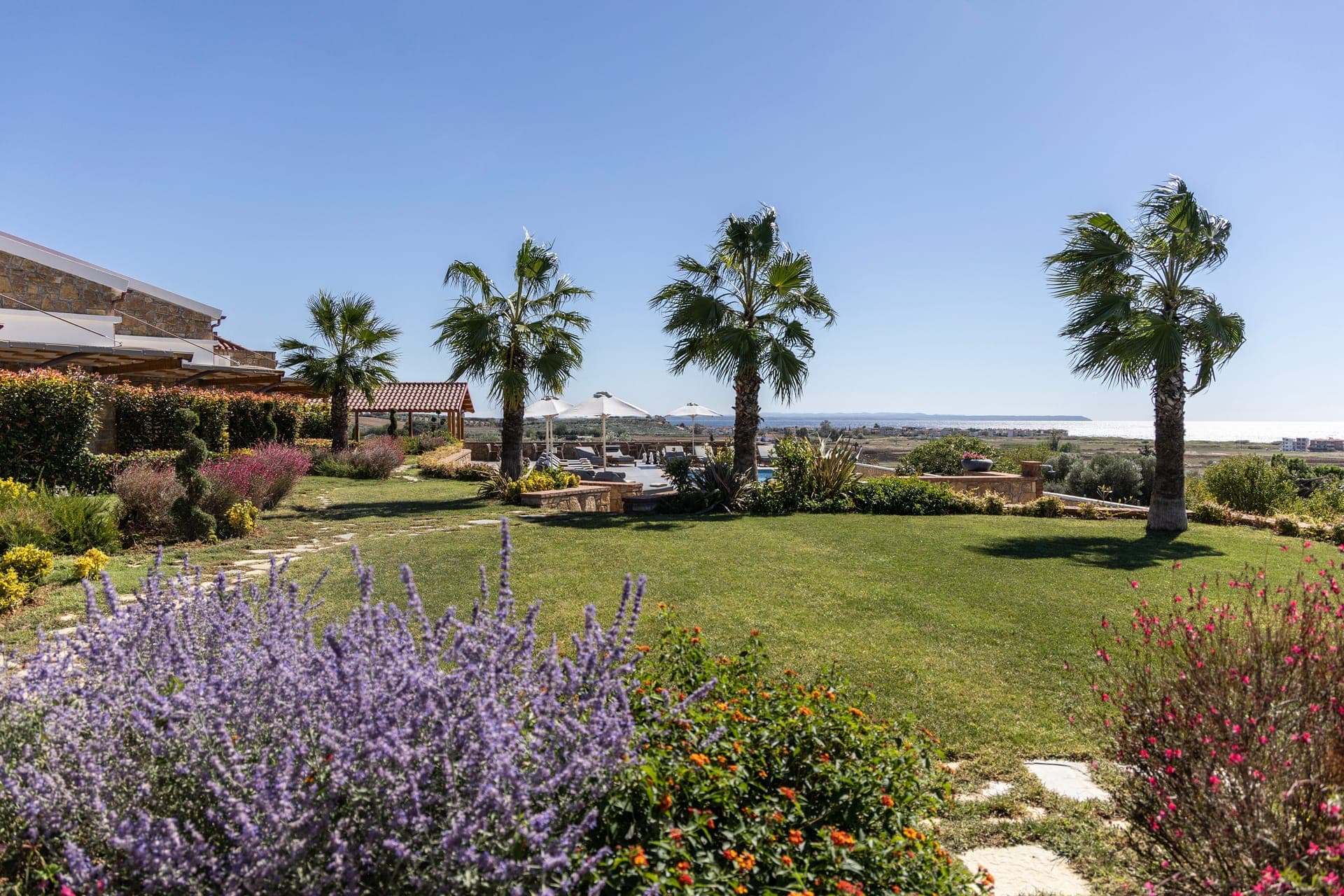 Akrolithos Luxury Suites