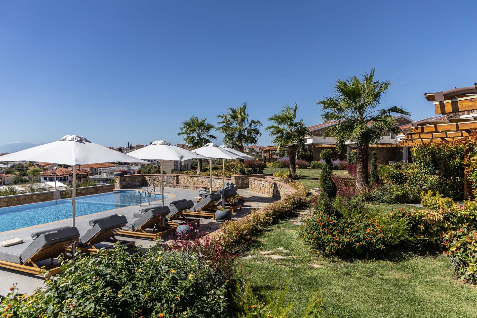 Akrolithos Luxury Suites