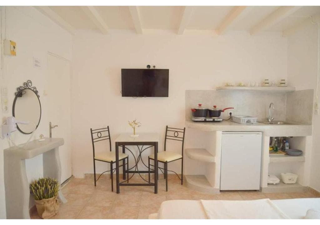 Anemelia Hotel Adamas