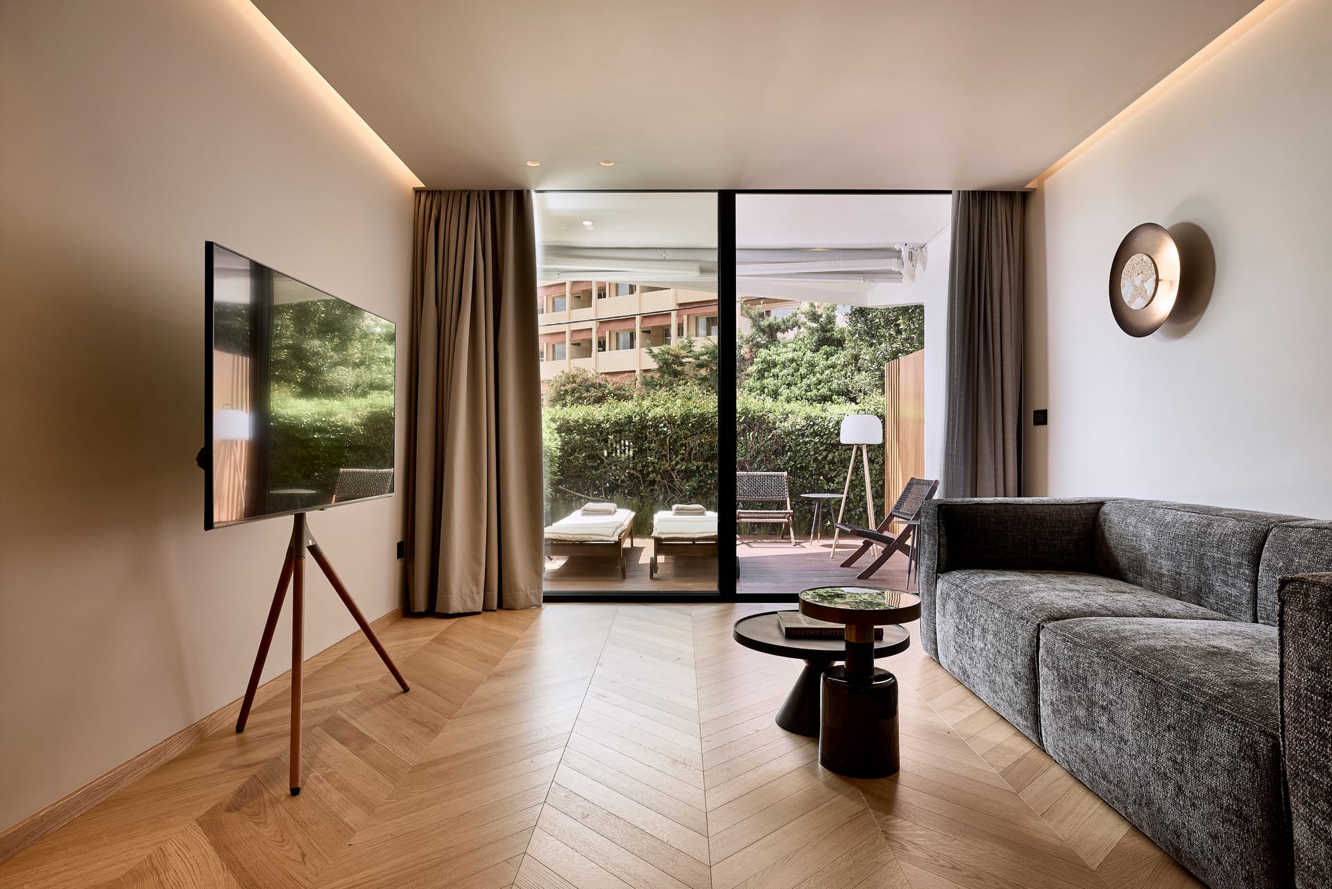 Cama Luxury Suites Kavouri