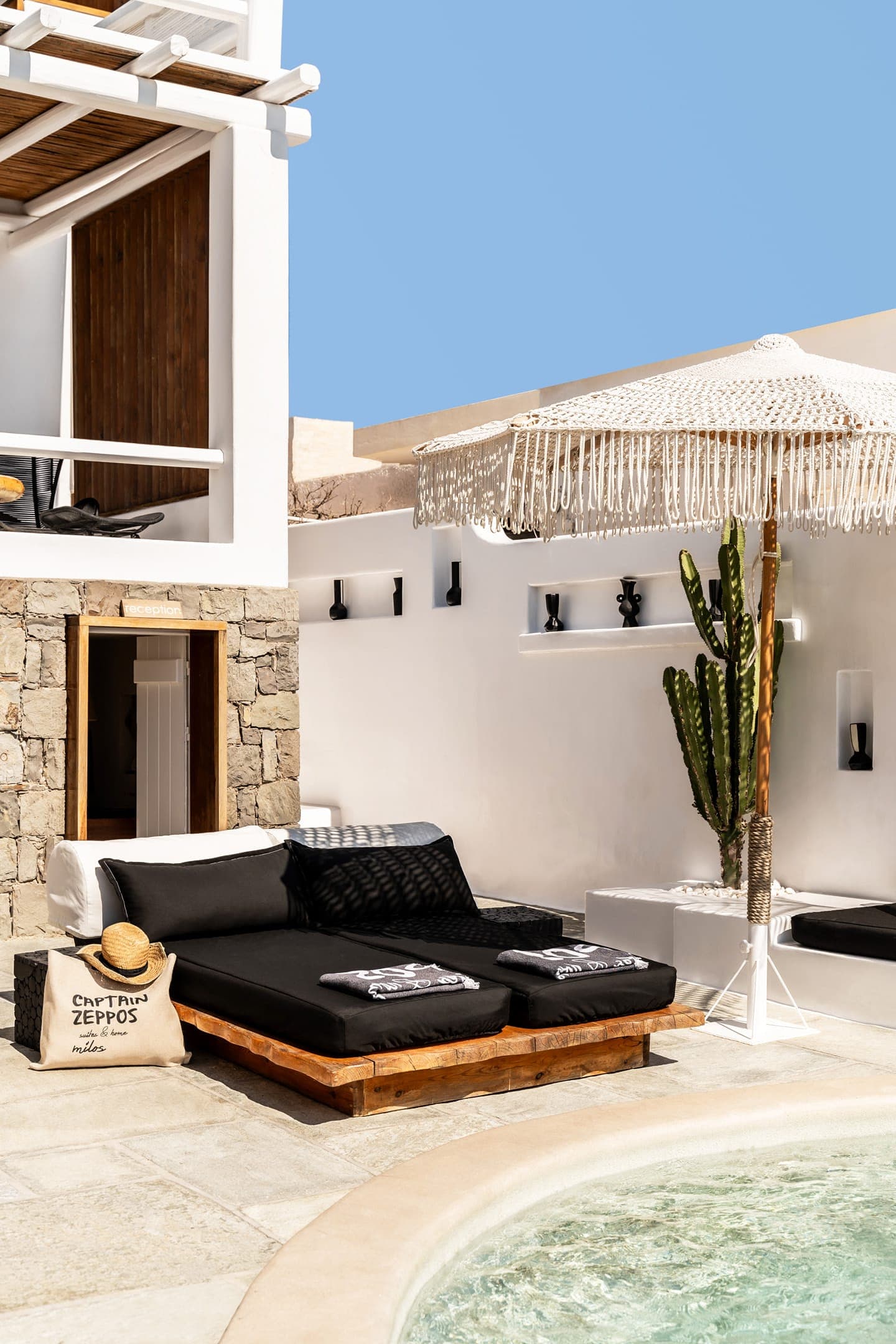 Captain Zeppos Suites