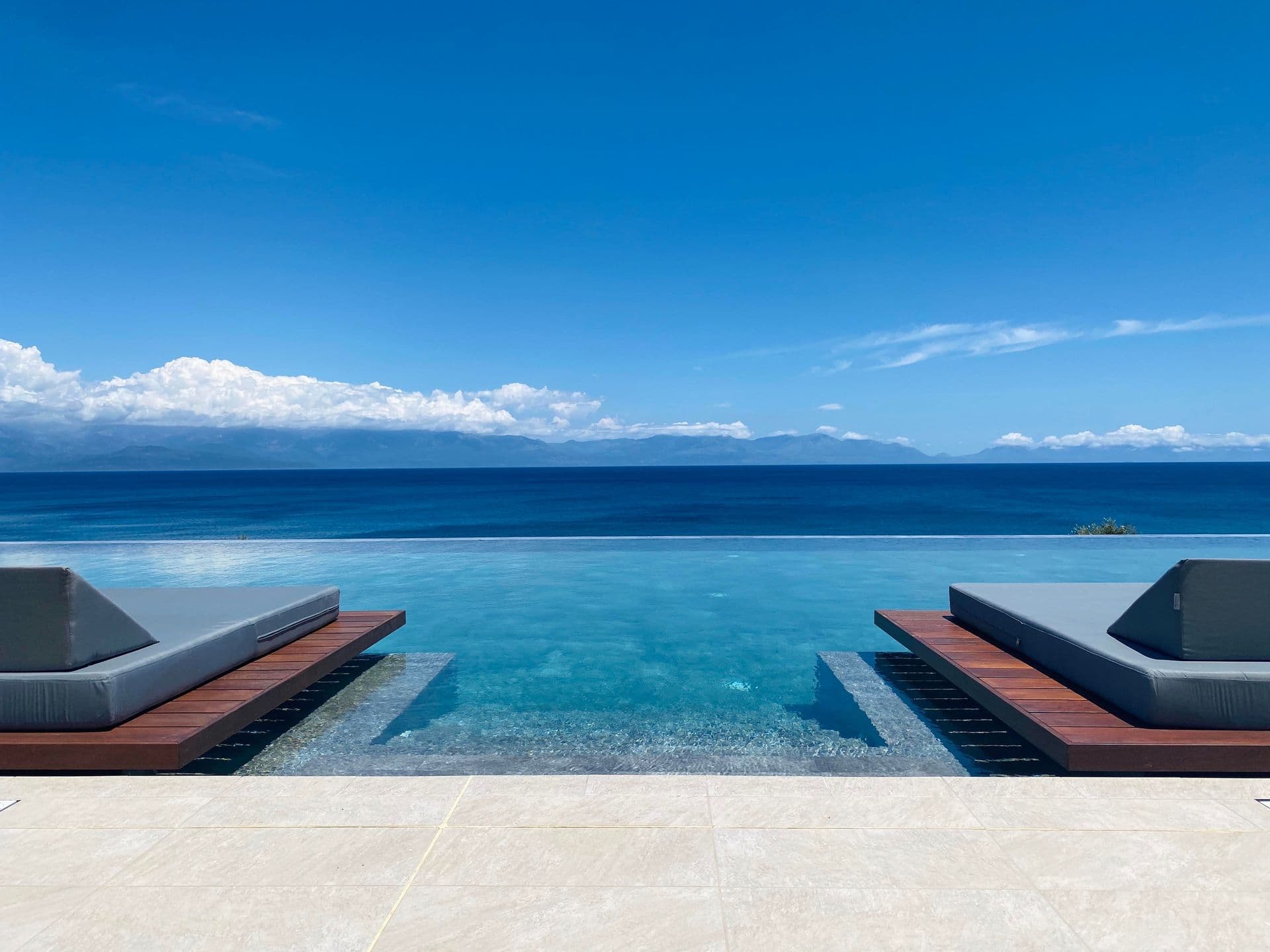 Colonides Retreat Sea & Silence