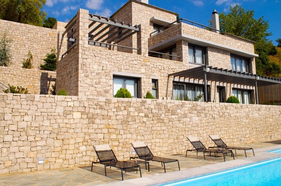 Elafivolia Arahova Suites