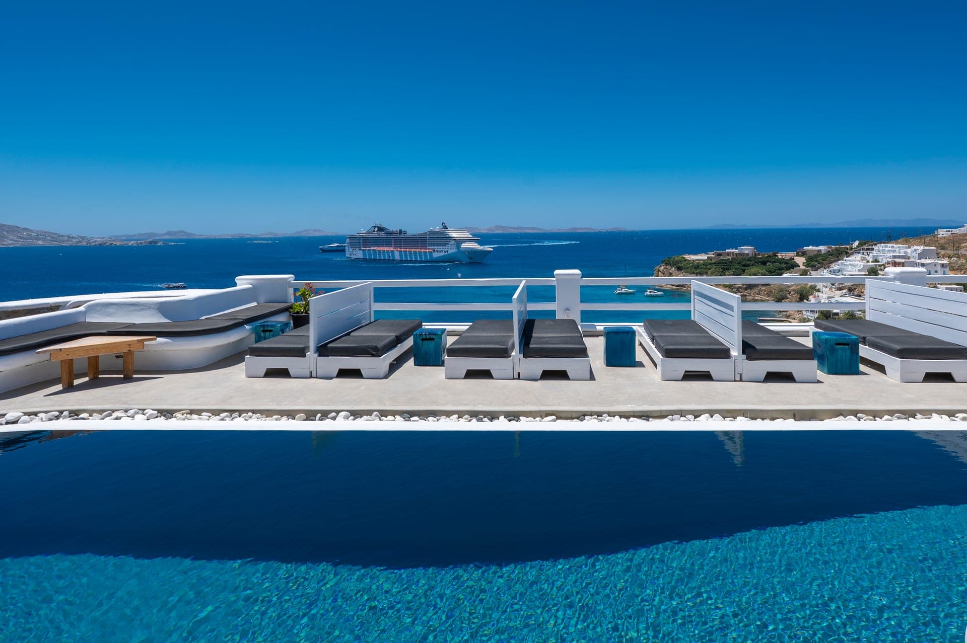 Flaskos Luxury Suites