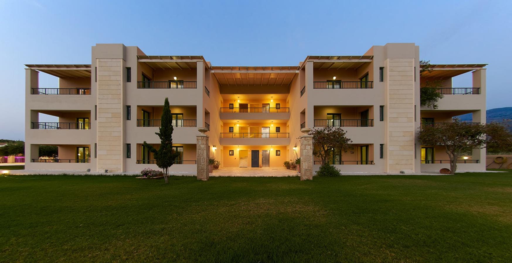 Golden Bay Apartments-Garden Haven​