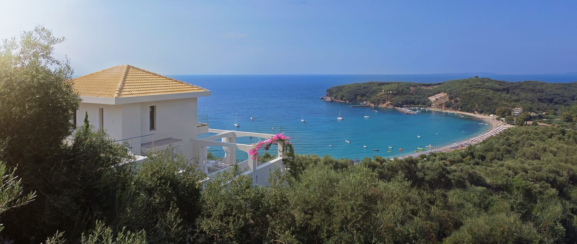 LIVINGHOME SUITES