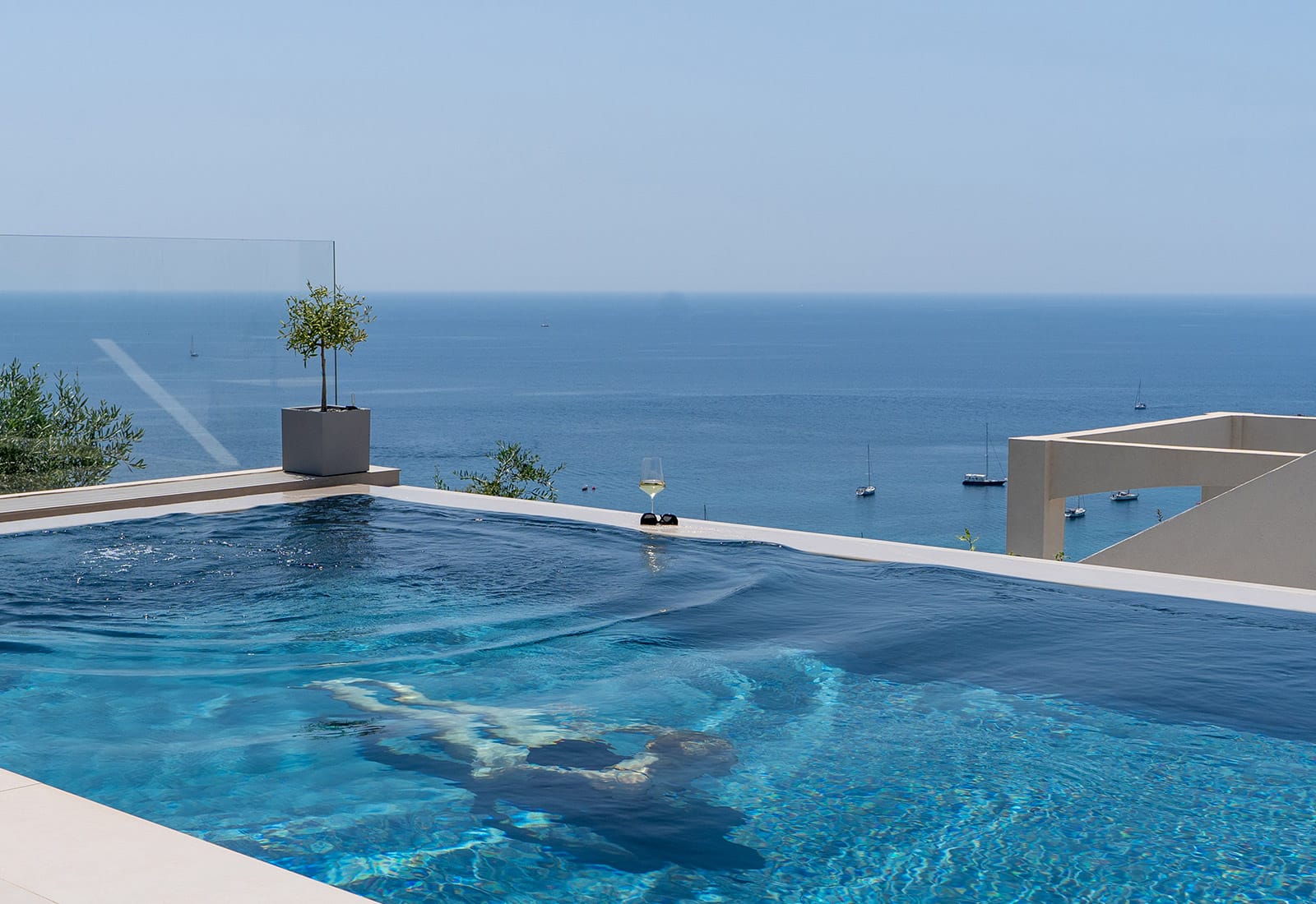 LIVINGHOME SUITES