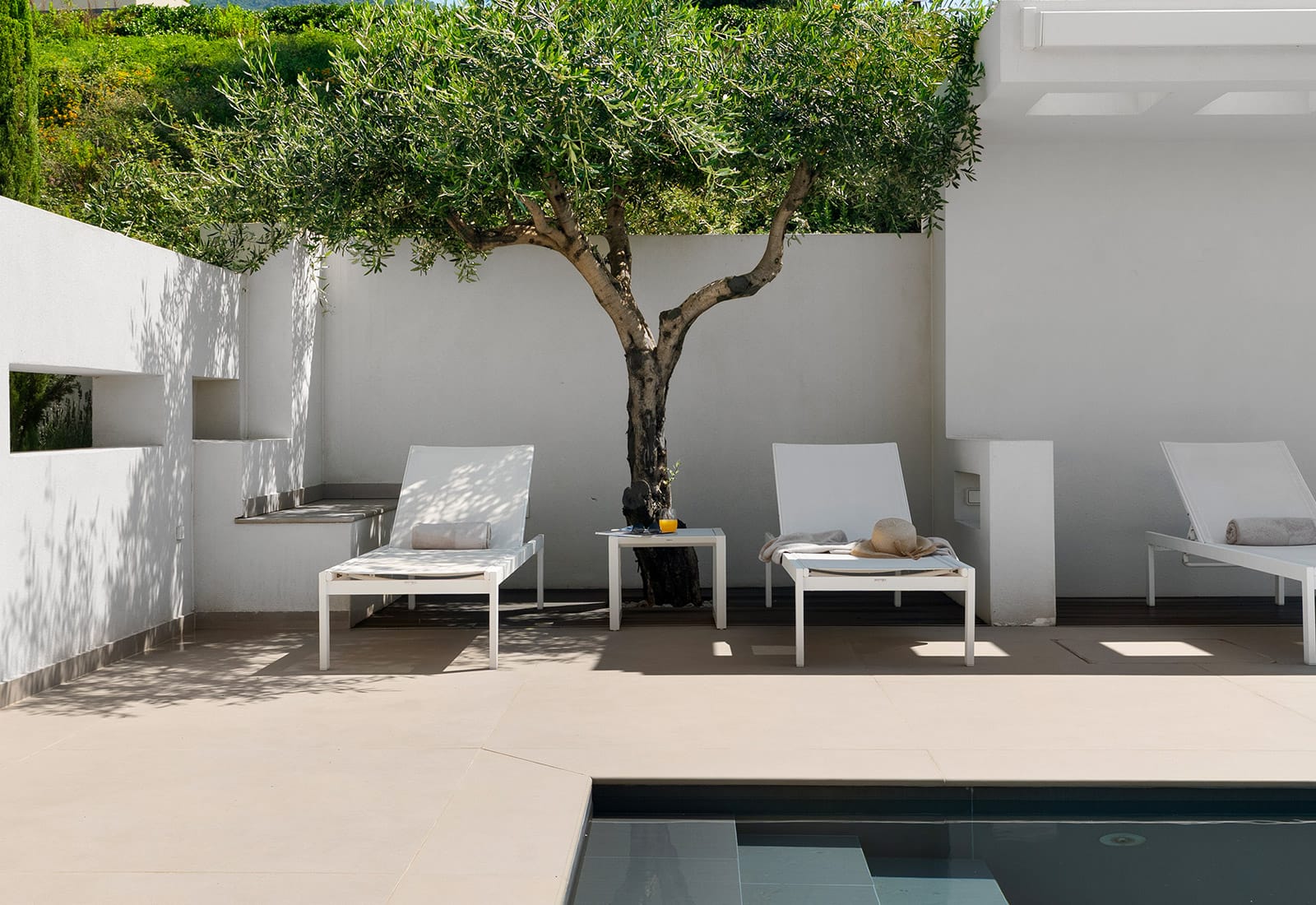 LIVINGHOME SUITES