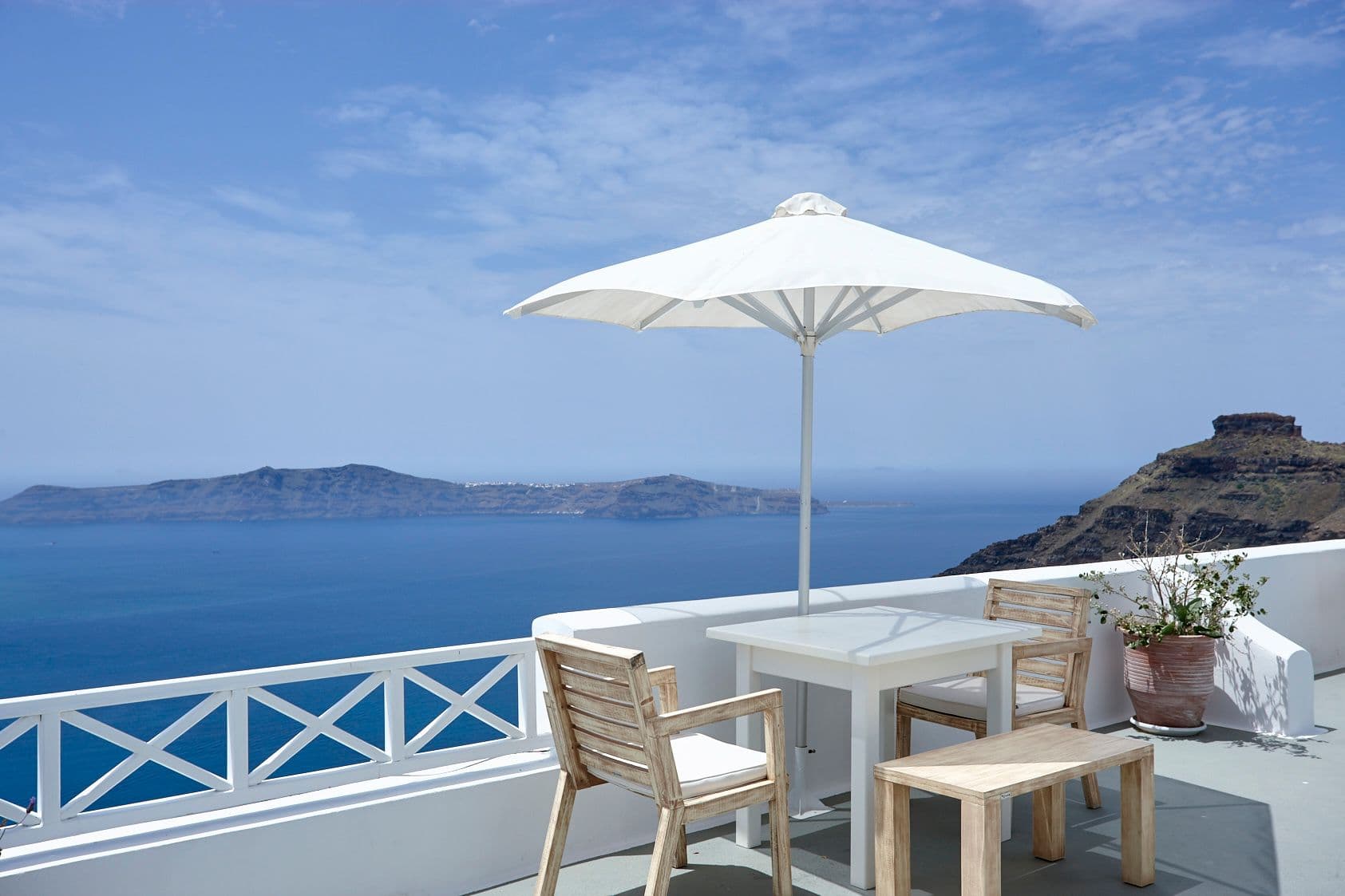 Manos Small World Santorini