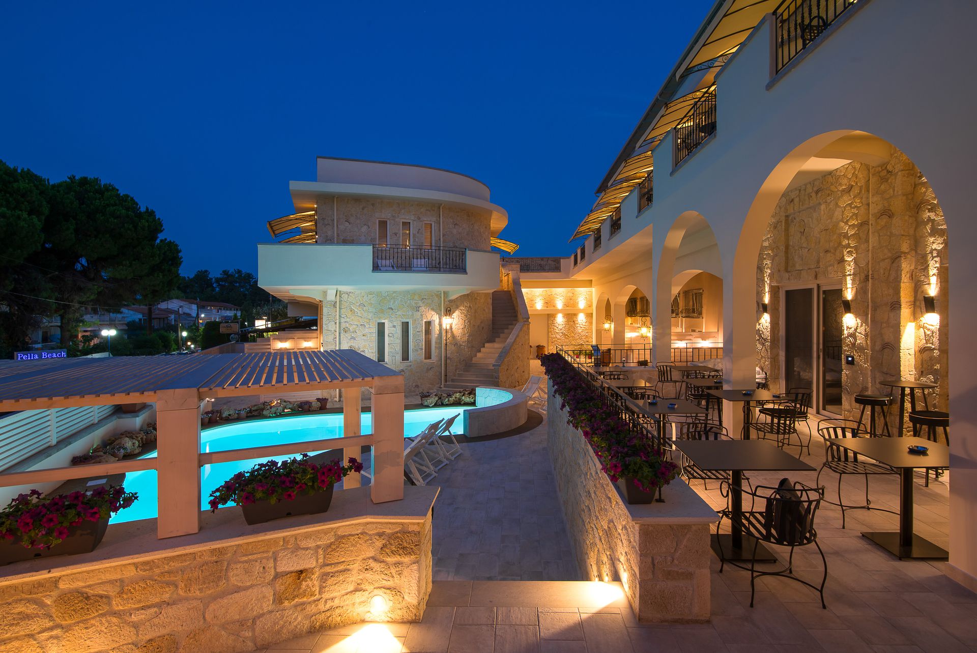 Neikos Luxury Suites