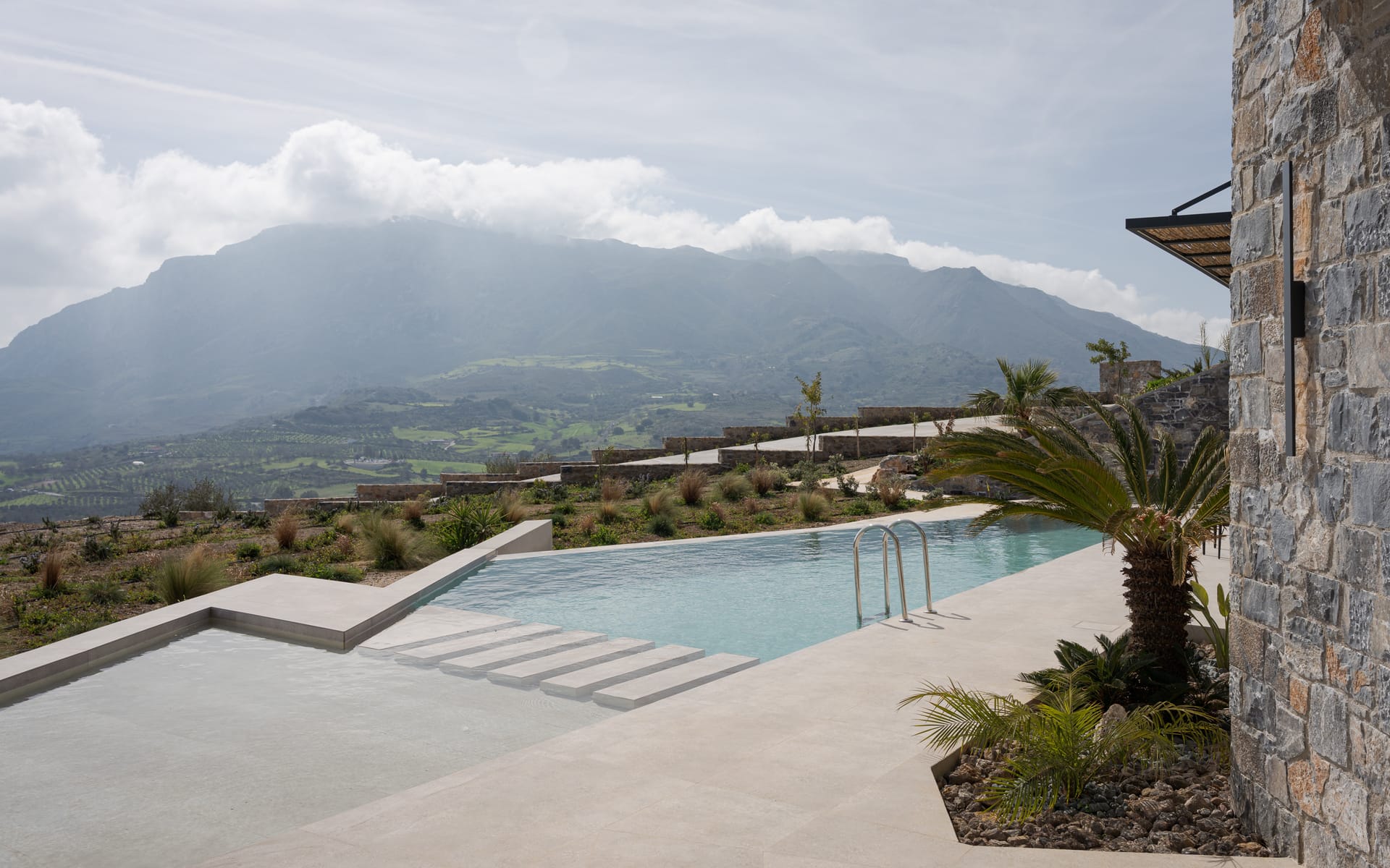 Neromai Cave Luxury Villas