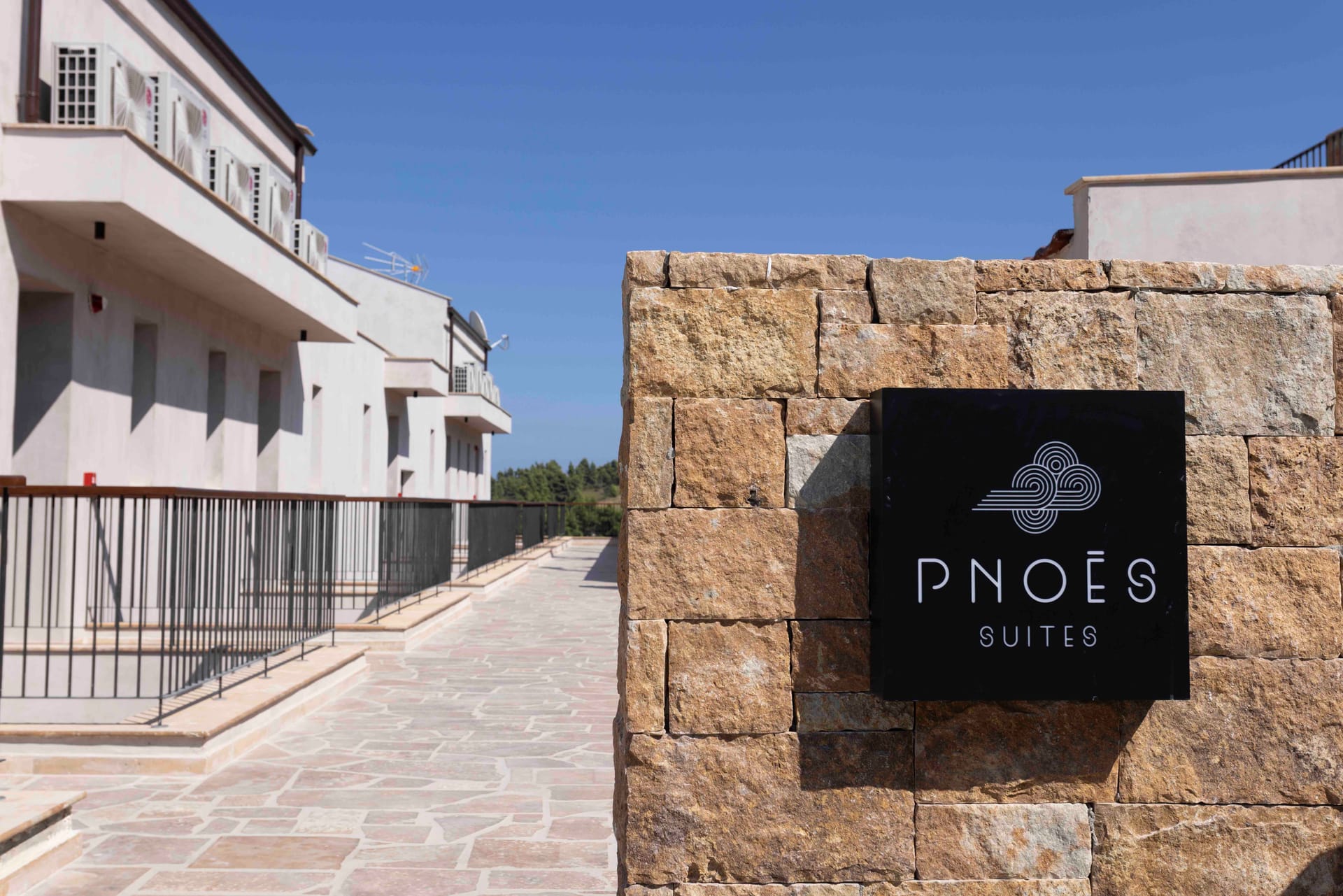Pnoes Luxury Suites