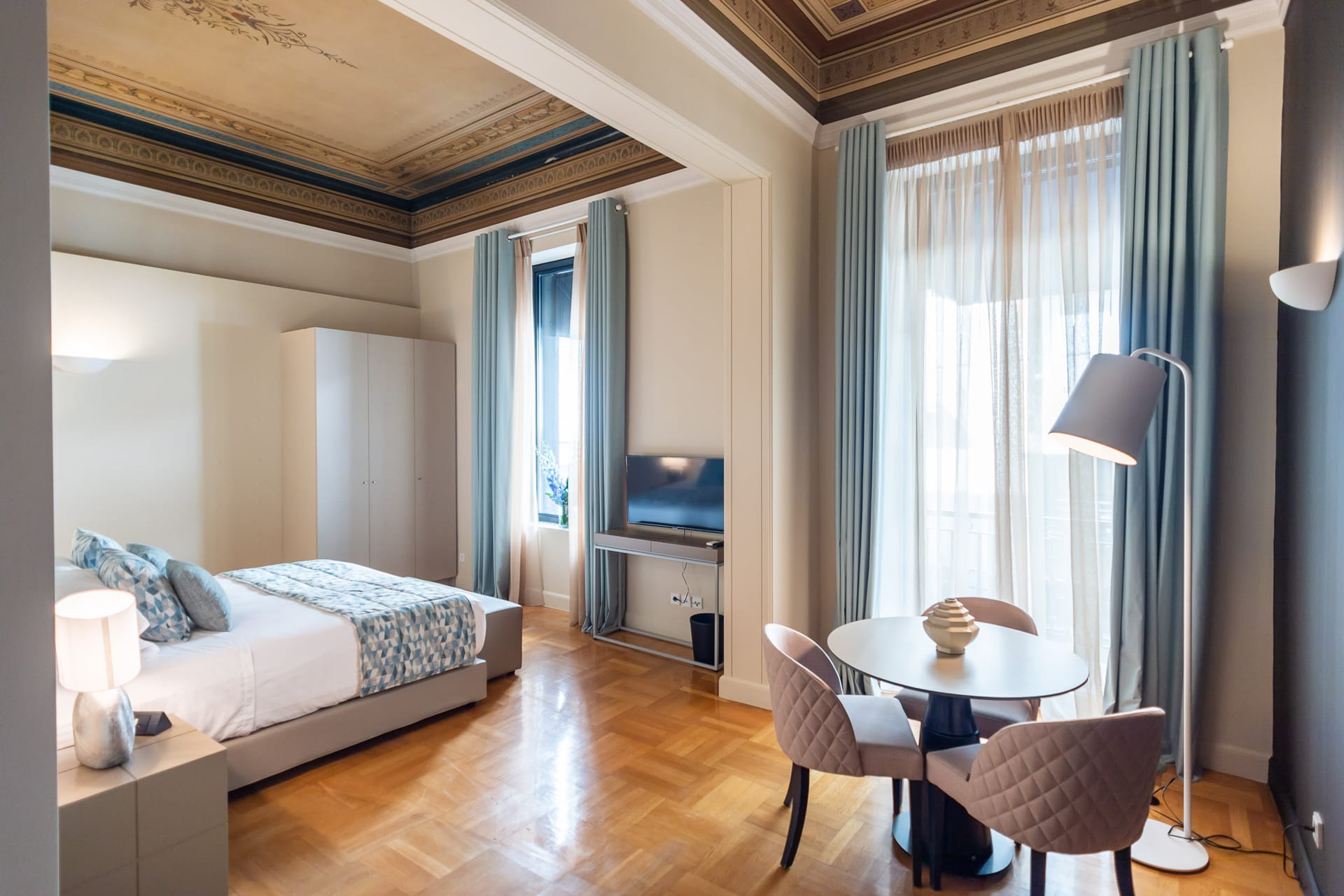33 Solonos Suites